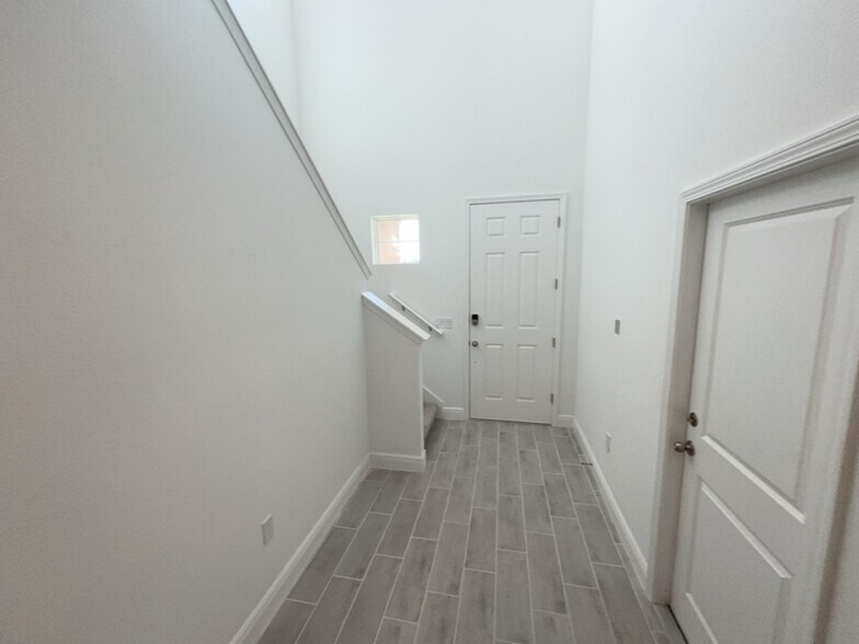 Building Photo - 2028 Sunshine Peak Dr