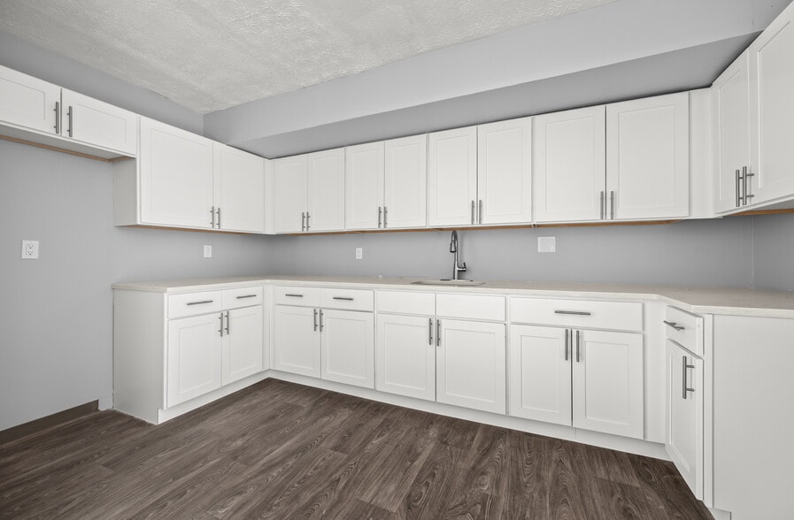 Building Photo - 30 Long St