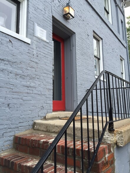 Enter from righ side of building - 125 Forest Ave