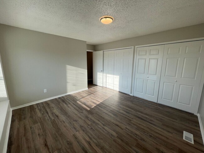 Building Photo - 1326 Holland Park Blvd
