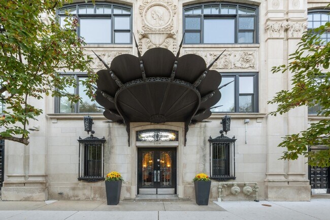 Building Photo - 2130 N Lincoln Park W
