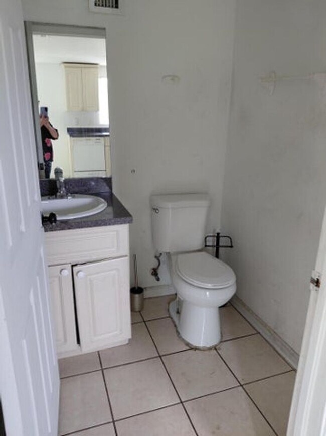 Building Photo - 647 Latona Ave