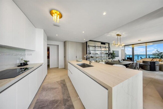 Building Photo - 700 NE 24th St