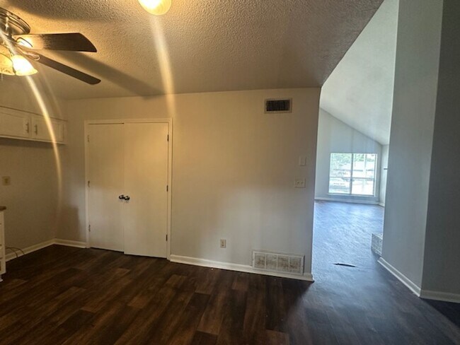 Building Photo - 30 Rosewood Ct