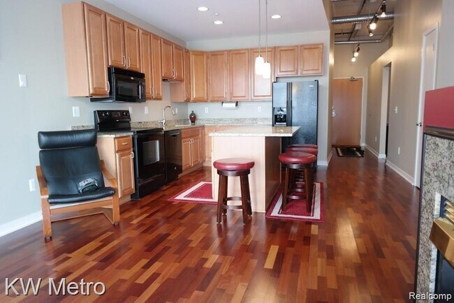 Building Photo - 350 N Main St