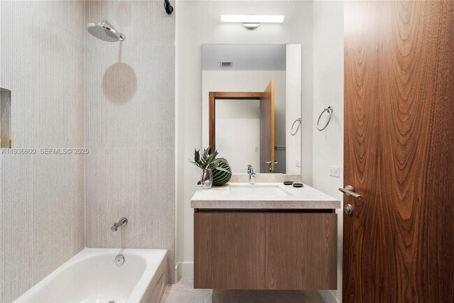 Building Photo - 701 Valencia Ave