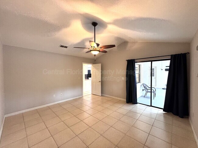Building Photo - 721 Endeavour Dr S