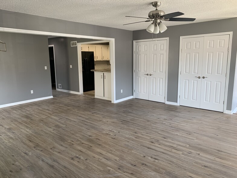 Double storage closets - 14011 Dunbar Ct