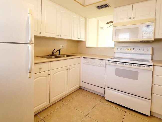 Building Photo - 1333 E Hallandale Beach Blvd