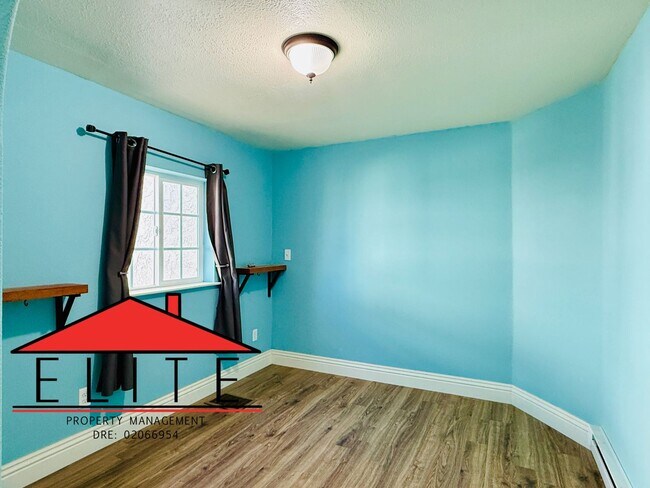 Building Photo - AVAILABLE NOW!!