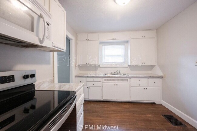 Building Photo - 4850 Hillside Ave