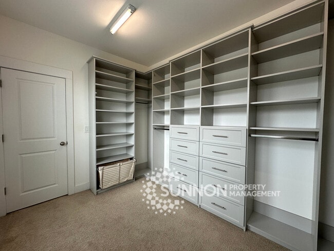 Building Photo - Beautiful 3-Story Townhome in the Heart of...