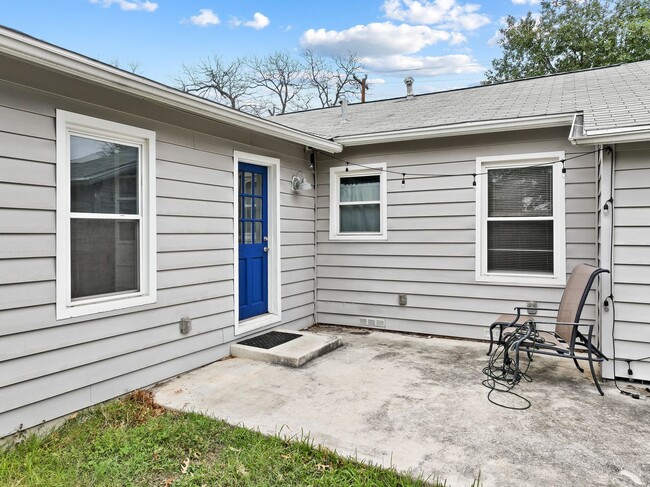 Building Photo - **Charming Home in Terrell Heights – Moder...