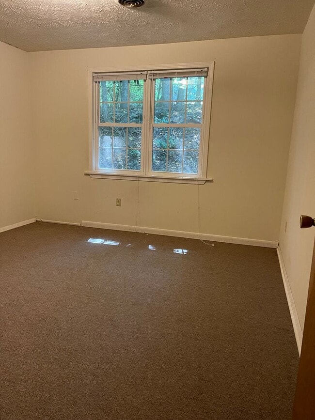 Building Photo - 2 bedroom 1 bath duplex is located off Whi...