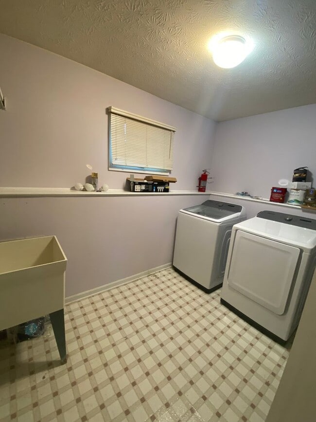 Building Photo - Spacious 4 Bedroom, 2.5 Bath Home