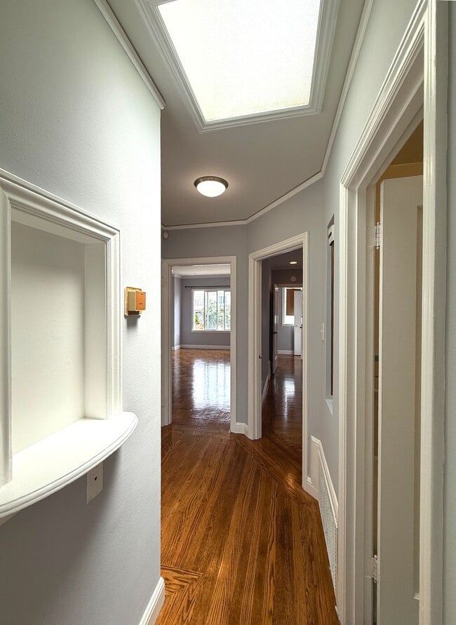 Building Photo - UPDATED BRIGHT 1500/ft 3BR/2BR+Bonus+1GR H...