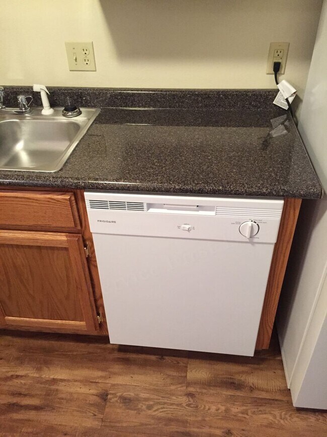 Building Photo - Marshfield Apartments