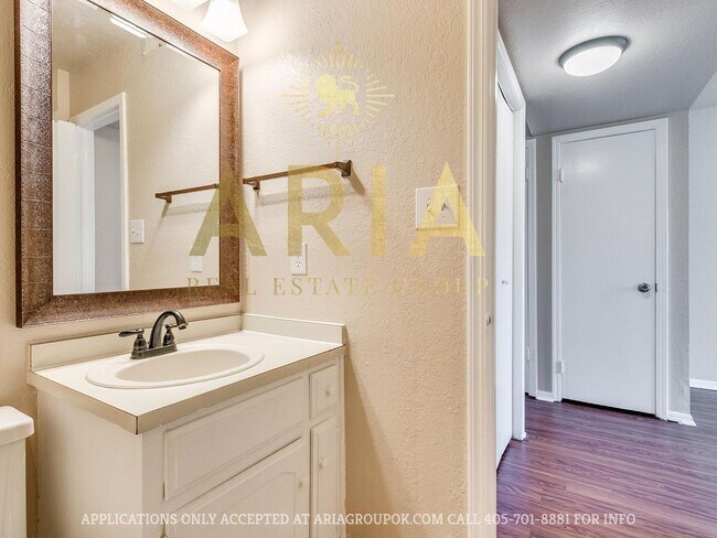 Building Photo - Spacious 2 Bed/1.5 Bath Townhouse in East ...