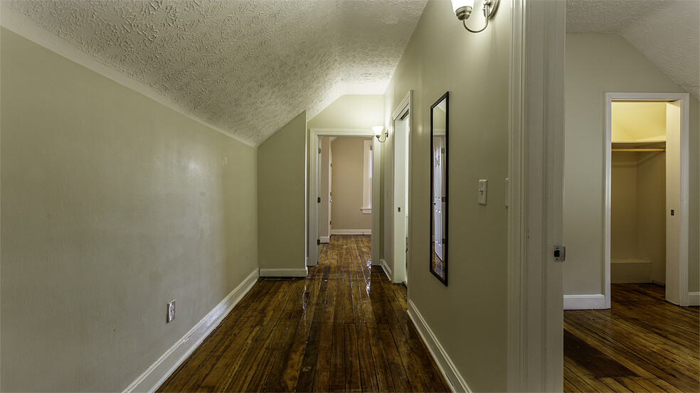 Upstairs Hall/Study - 527 Riddle Rd