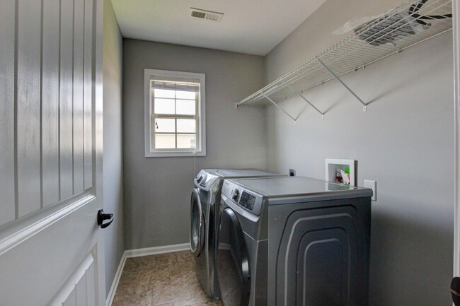 Building Photo - --AVAILABLE NOW! MOVE-IN READY!!!