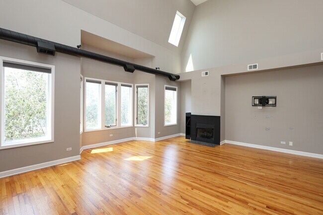 Building Photo - 815 S Western Ave