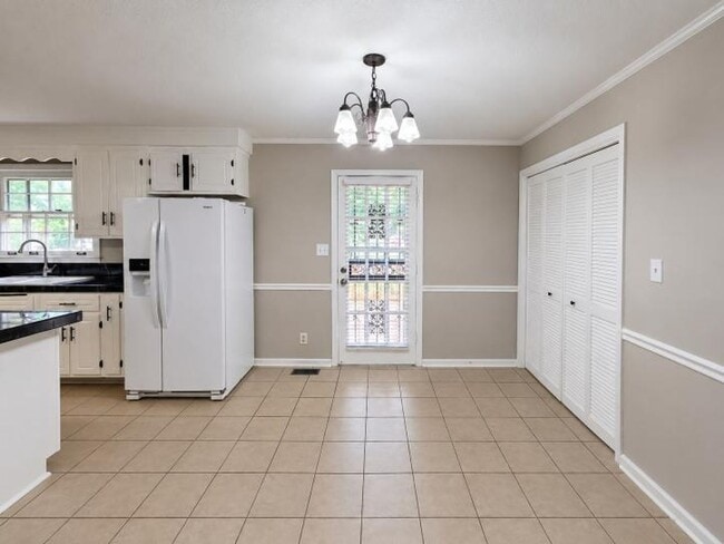 Building Photo - MOVE-IN SPECIAL!! $250 OFF First Month