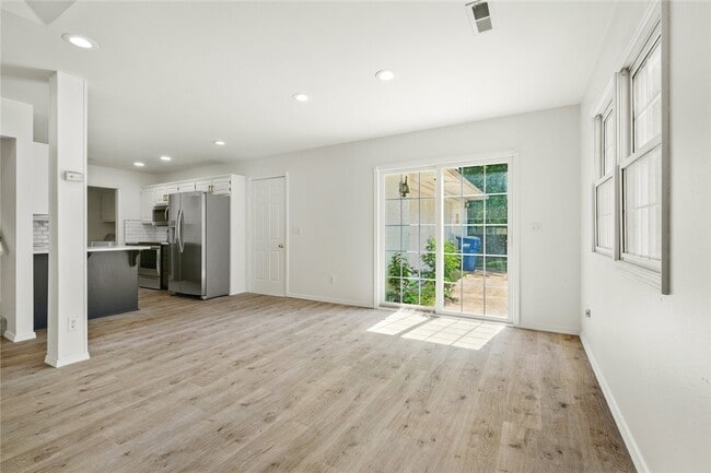 Building Photo - 1604 Oakwood Ave