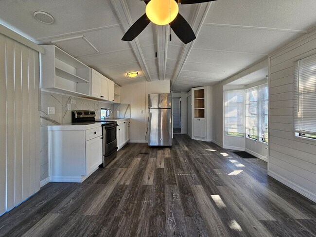 Building Photo - 1/1 Manufactured Lake Front home located in Camo-a-wyle community