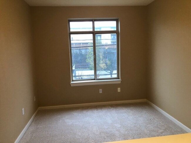 Building Photo - Updated Condo with Parking for One, Great Location and Communal Roof-top Deck!!