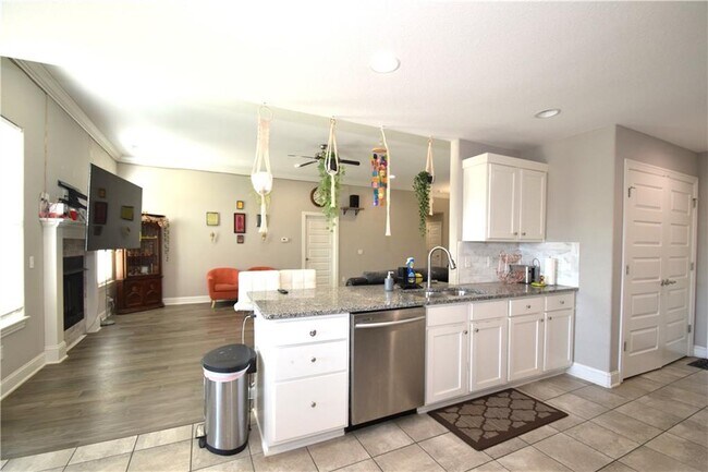 Building Photo - 3609 SW Mistletoe Ave