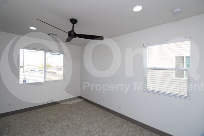 Building Photo - 2516 E Broadway Rd