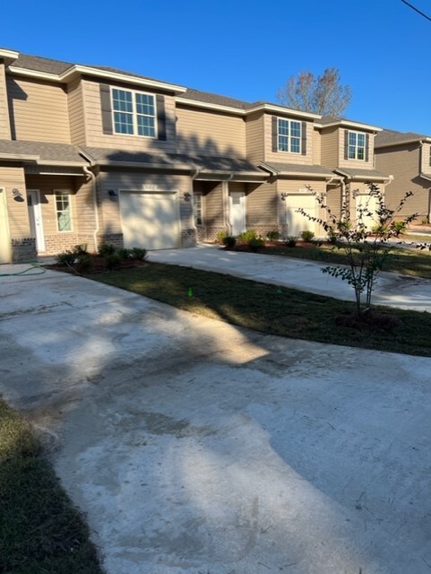 Building Photo - 818 Fairview Dr