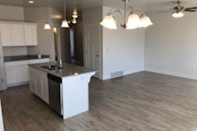 Building Photo - 594 N 260 W