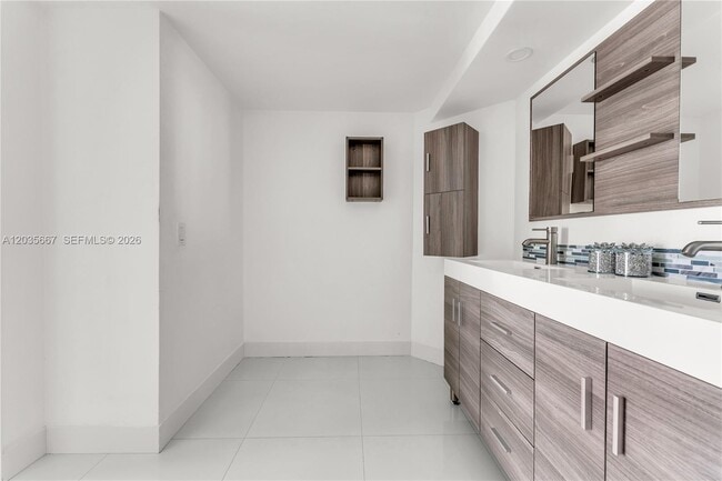 Building Photo - 1717 N Bayshore Dr