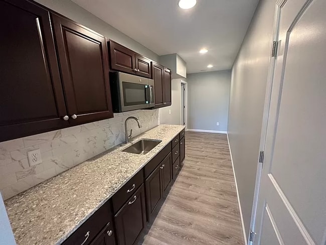 Building Photo - Gorgeous 5 Bedroom, 3.5 Bath Single Family...