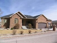 Building Photo - Beautiful home on the Golf Course