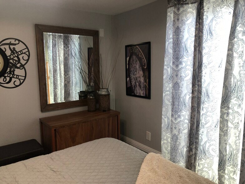 Building Photo - 9310 Dempster Dr