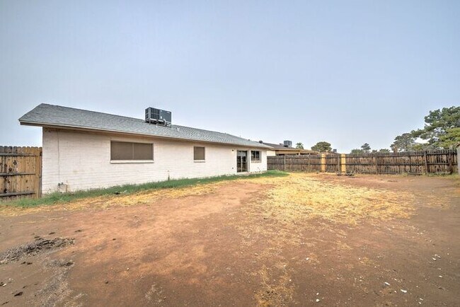 Building Photo - READY TO VIEW NOW! 4 Bedroom 2 Bath Home in Phoenix!