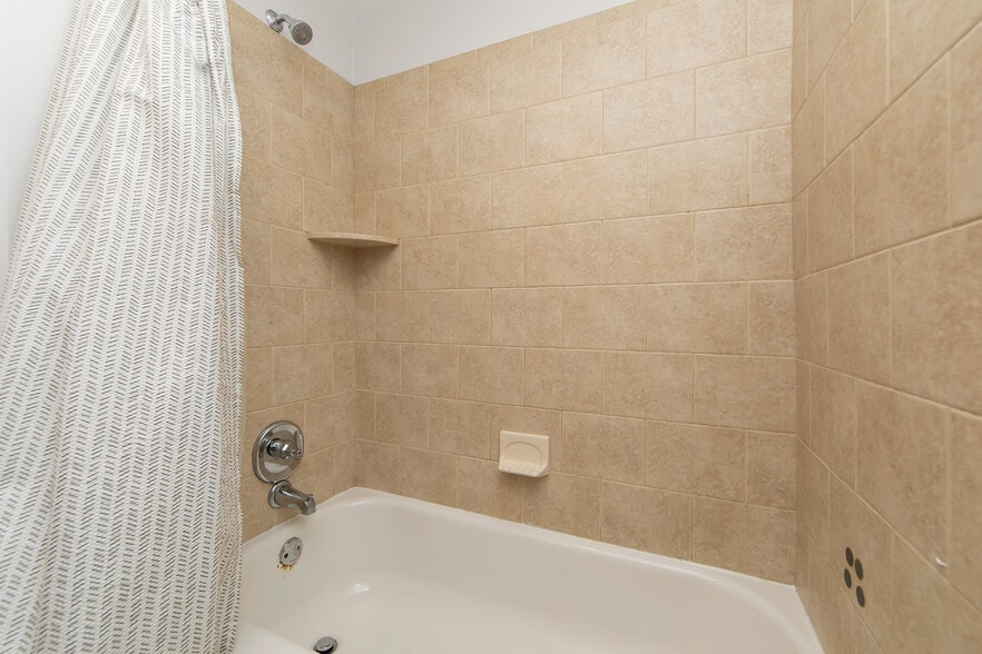 Building Photo - 204 Greenbriar Ln