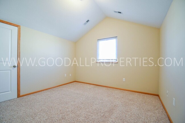 Building Photo - 3 Bedroom, 2.5 Bath Townhome in Urbandale