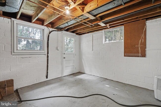 Building Photo - 604 Yeonas Dr SW