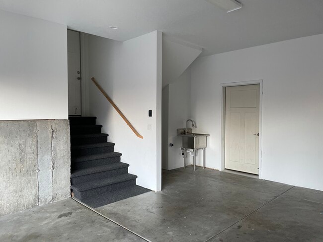 Building Photo - 865 S Aspen Wy