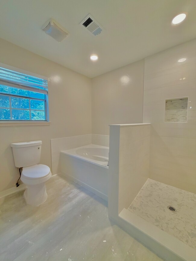 Building Photo - 437 S Shore Dr