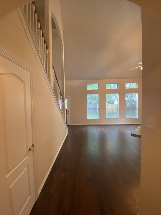 Building Photo - 9210 Hidden Lake E Dr