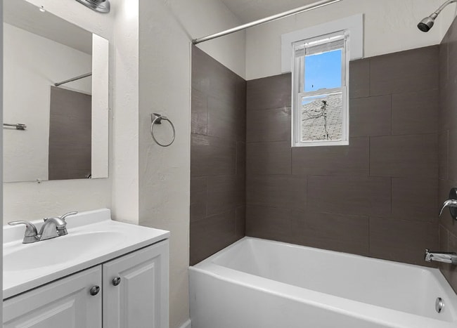 Building Photo - 4 Bedroom Single Family Home Available - G...