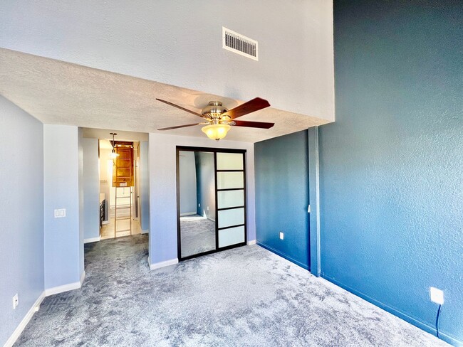 Building Photo - Beautiful 2B/2BA condo w/ Attached Garage ...