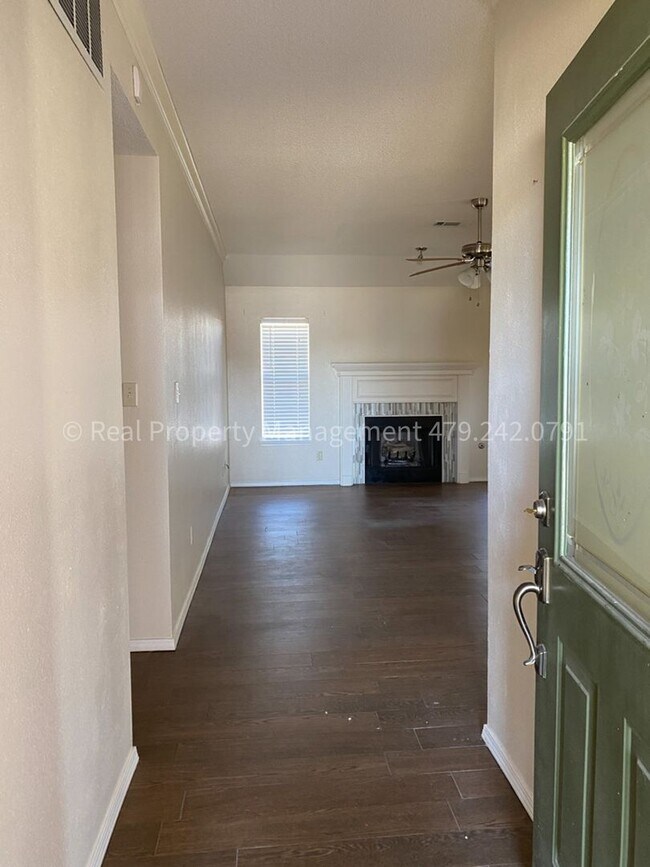 Building Photo - July Move In! Great house!! 3 bed 2 bath 2...