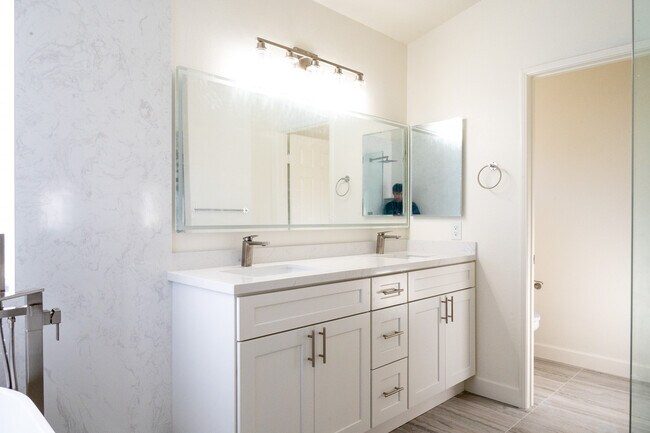 Building Photo - 15747 Roan Rd