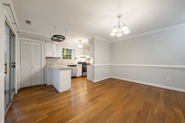 Building Photo - Beautiful 3 BR in Chapel Hill - Two Weeks Free Rent!