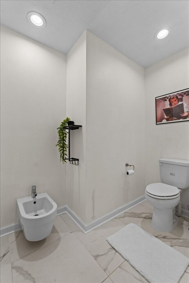 Building Photo - 3824 Gaines Dr